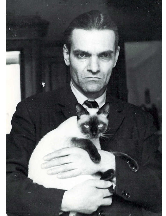 Ю. Кнорозов с сиамской кошкой Асей (Аспидом) в 1971 году