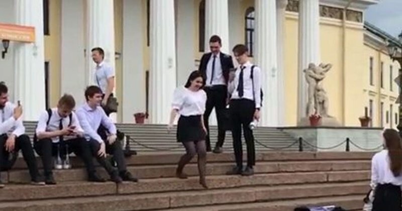 Выпускница Горного университета прыгнула в одежде в Неву