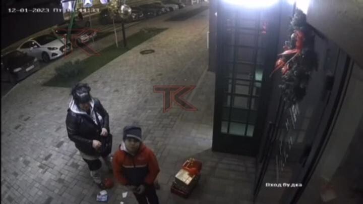 Пьяная мать разгромила новогоднюю инсталляцию